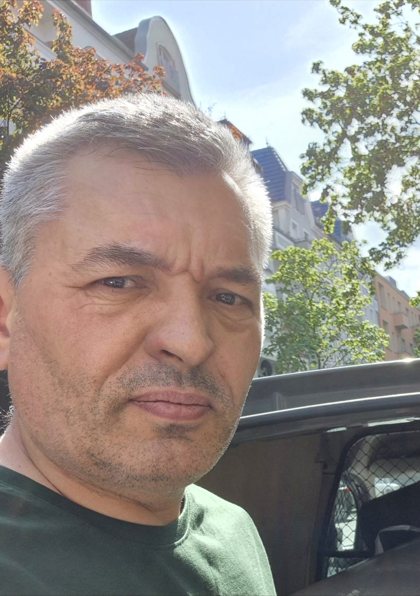 Eugen mit seinem Transporter in Berlin