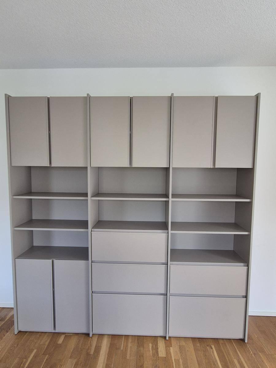 Moderne Wohnwand montiert